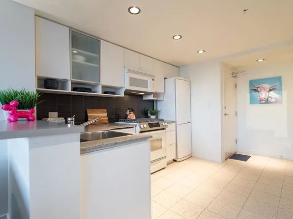 939 Expo Blvd #2106, Vancouver, BC V6Z 3G7