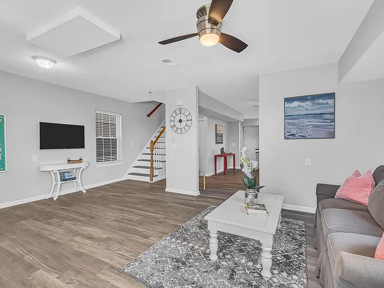 28 Bay Ave — Photo 6