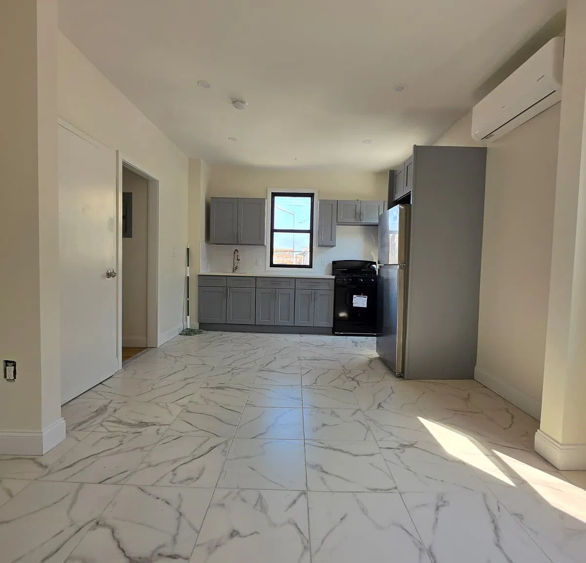 3 bed, $3,000 — Photo 1