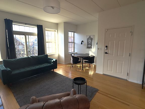 3rd image of 1247 N Bosworth Ave #3S