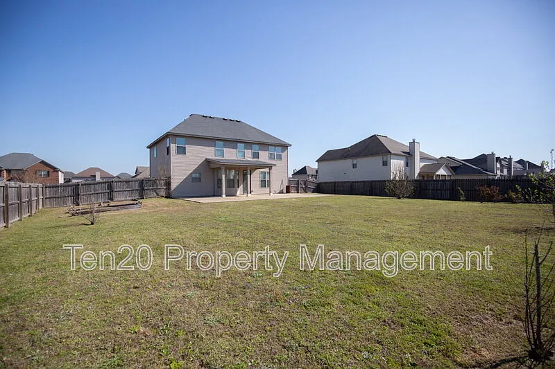 4 bed, 3.0 bath, 2668 sqft, $2,100 — Photo 2