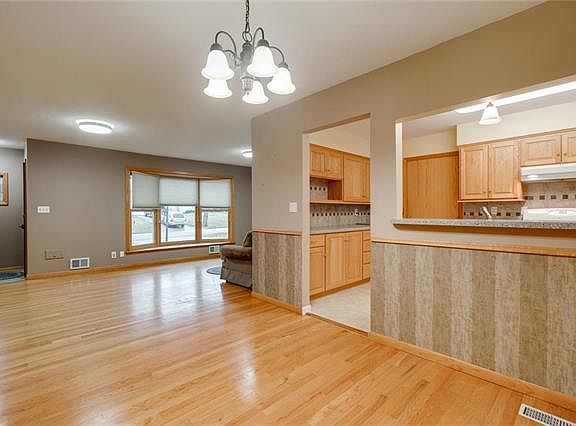 5th image of 4915 Howe Dr