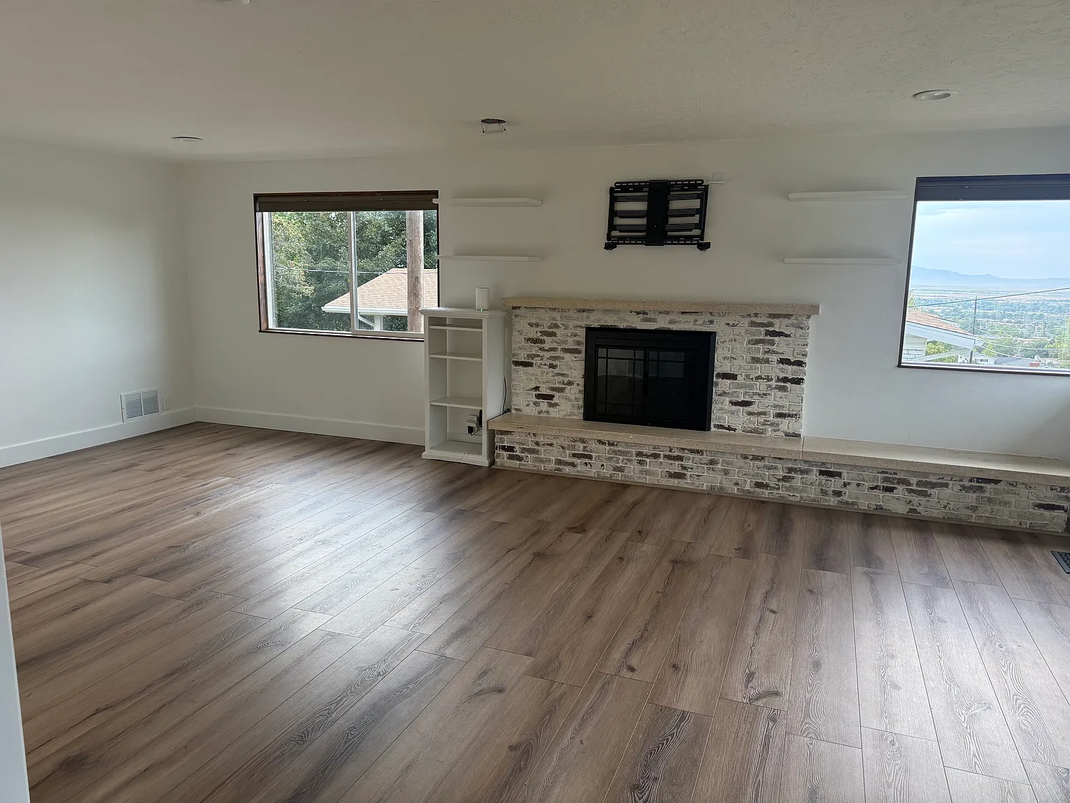 880 E Mill St — Photo 3