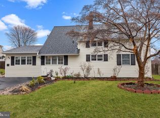 60 Rambler Ln, Levittown, PA 19055