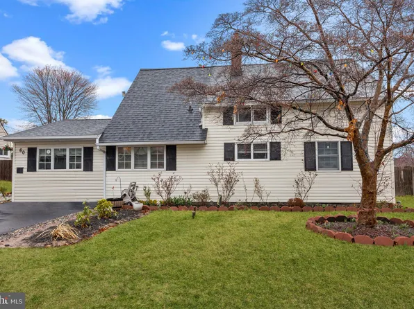60 Rambler Ln, Levittown, PA 19055