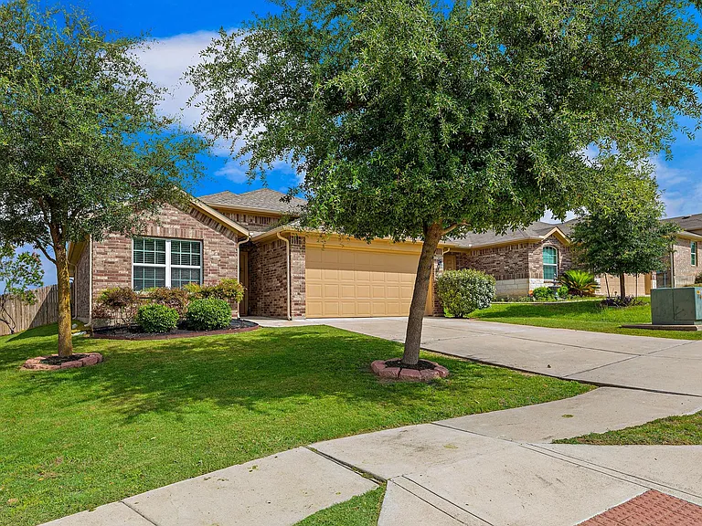 5916 Montrelia Dr — Photo 32
