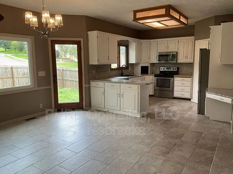 4 bed, 3.0 bath, 2529 sqft, $2,650 — Photo 4