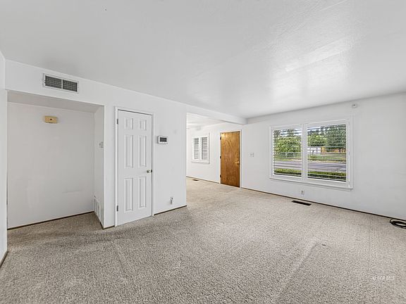 5th image of 378 Willow St