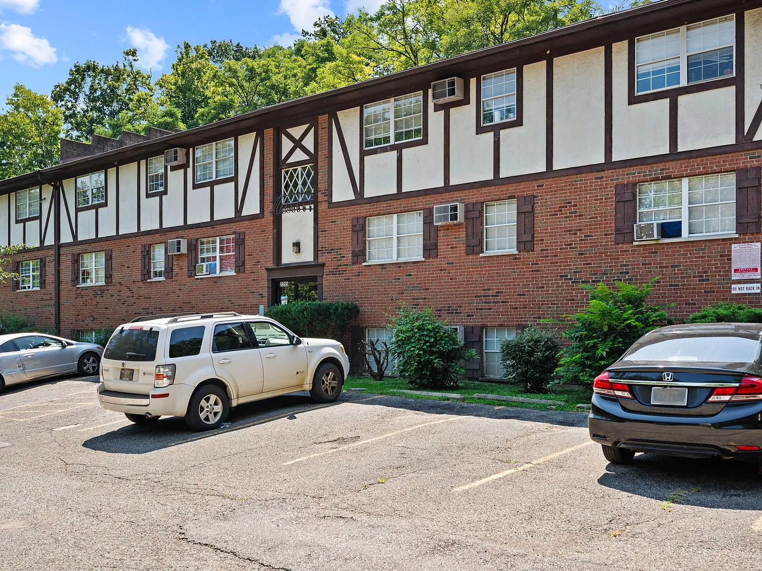 $799/month!! Charming 1-Bedroom Apartments in Cincinnati's Hidden West Side Gem! — Photo 4