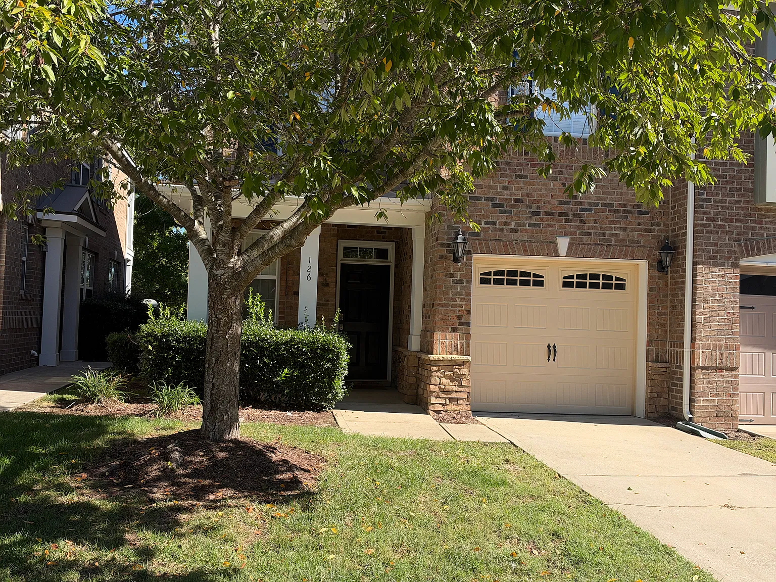 3 bed, 2.5 bath, 2000 sqft, $1,900 — Photo 2
