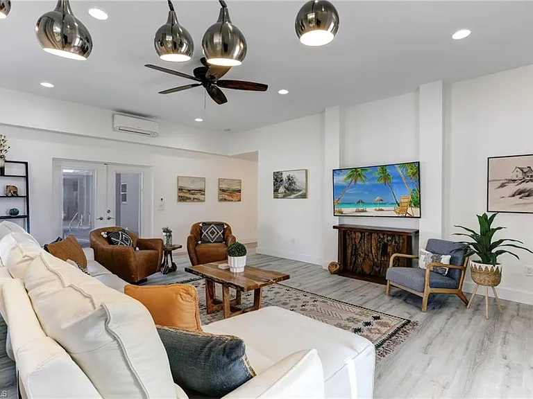 10842 Vanderbilt Dr — Photo 3