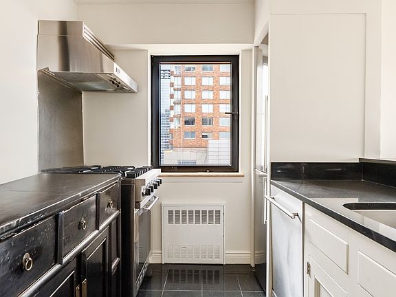 5th image of 45 W 67th St APT 16E