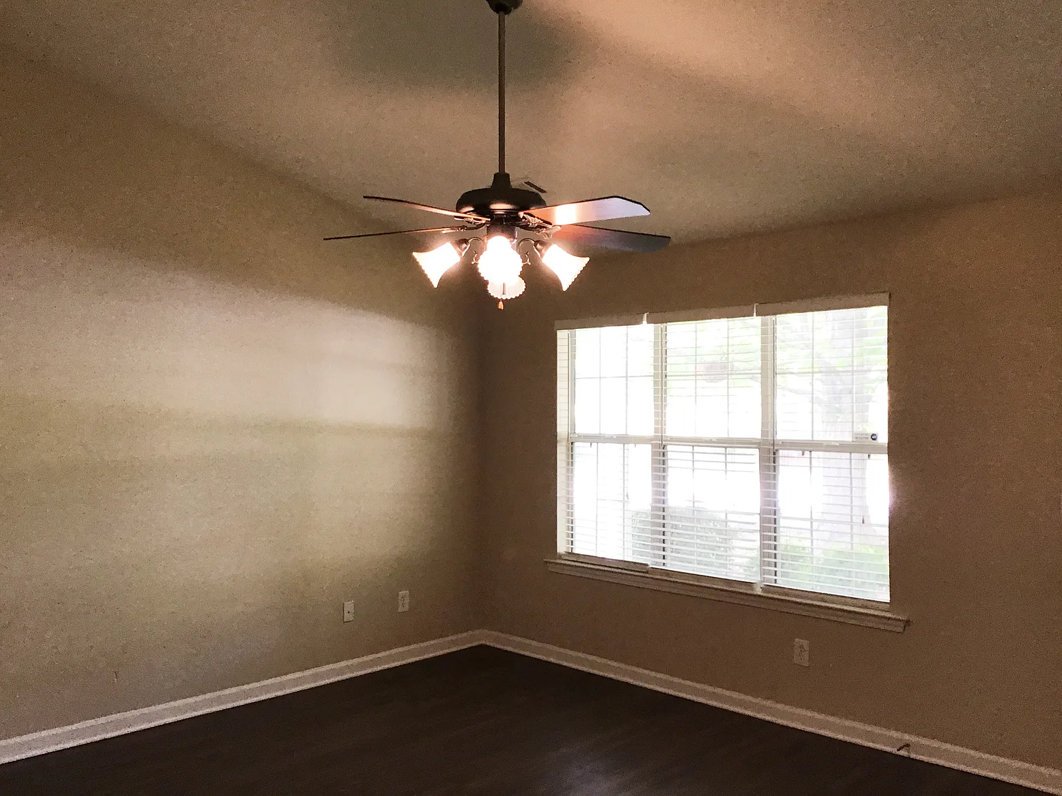3 bed, 2.0 bath, 1446 sqft, $1,945 — Photo 4