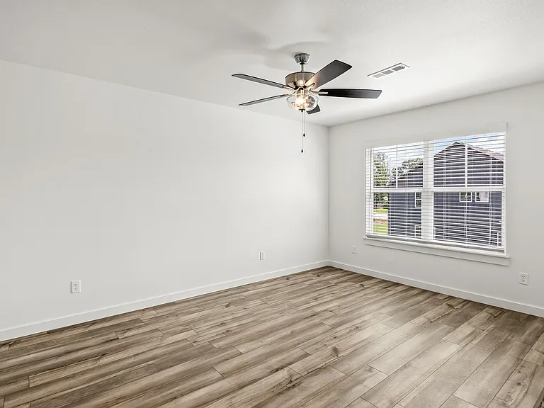 575 W Pickens Rd — Photo 19