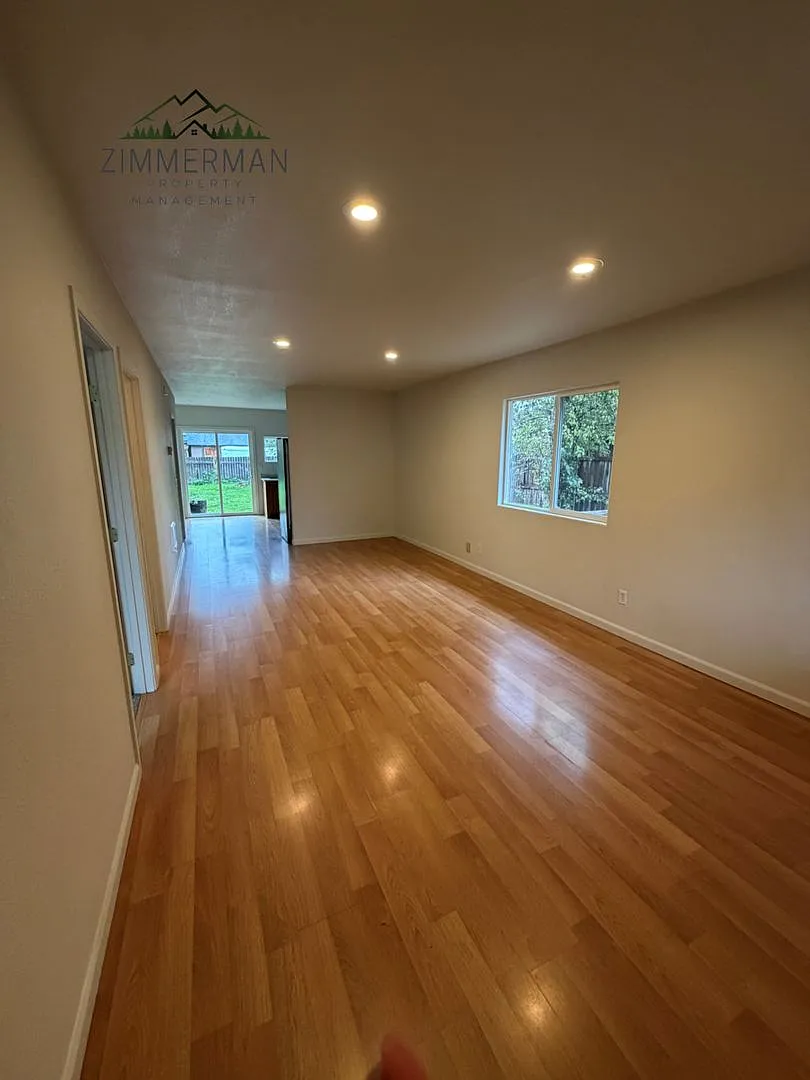 2 bedroom 1 bathroom home with fenced yard located in Veneta — Photo 4