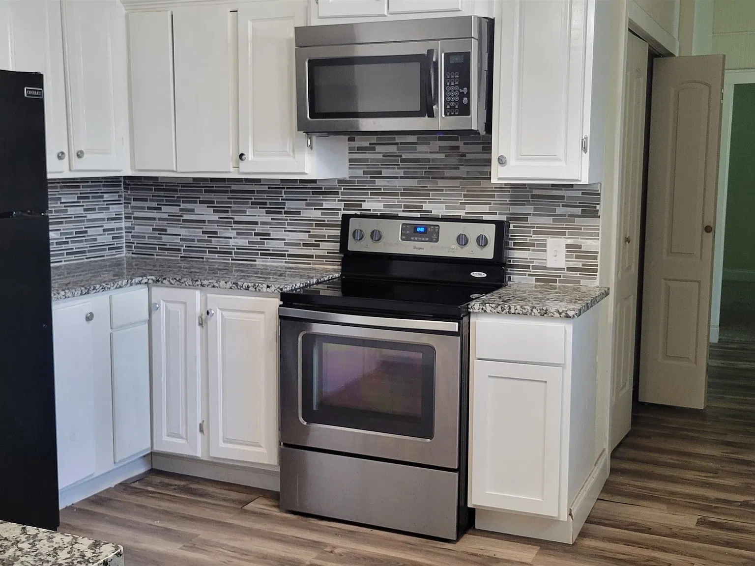 5 bed, 2.0 bath, 2146 sqft, $2,200 — Photo 2