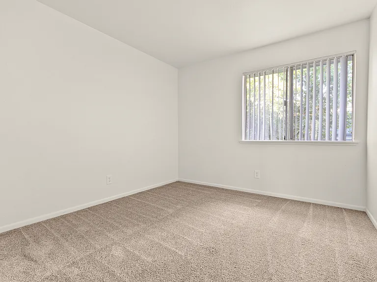 College Glen Apartments — Photo 3