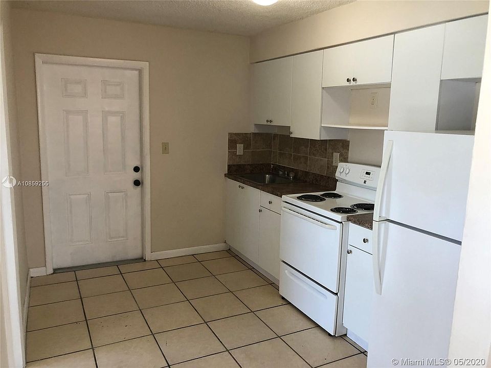 2nd image of 2620 SW 32nd Ave #3