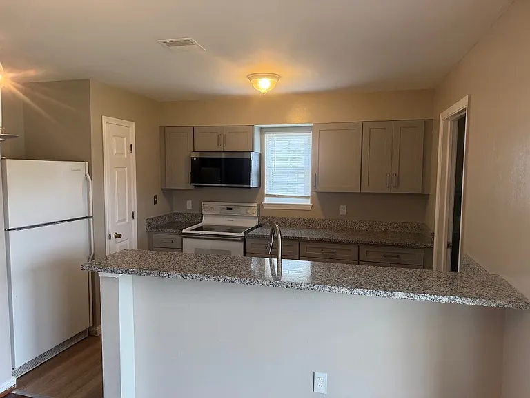 302 Peters Way — Photo 9