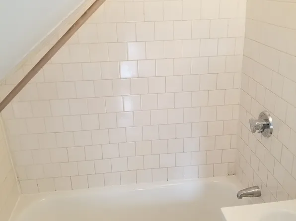 10 Bettez St 3rdflr 2b/1b Renovated Ssappliances Petsok Laundry, 10-12 Bettez St #3B, West Warwick, RI 02893