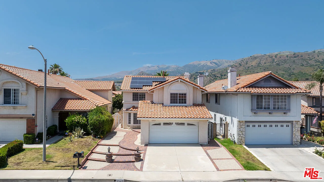 3 bed, 3.0 bath, 2269 sqft, $4,895 — Photo 2