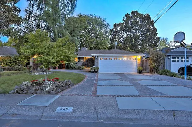 220 Oakhurst Pl photo 1