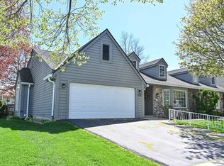 7703 W Maple Ridge Ct, Franklin, WI 53132