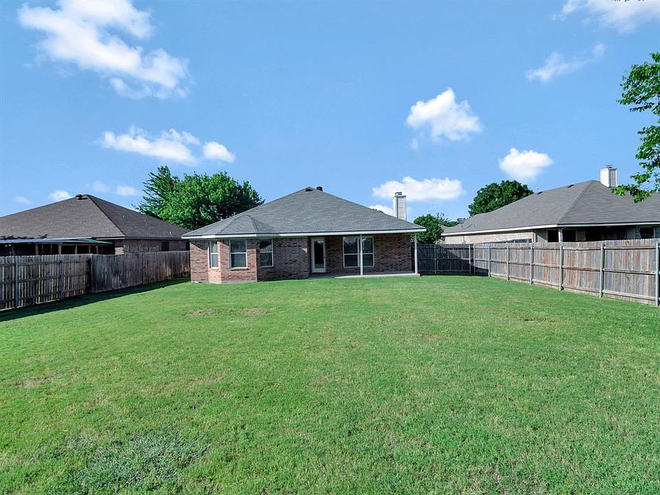 1st image of 525 Cambridge Dr