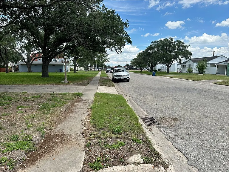 1005 E Fulton St — Photo 22