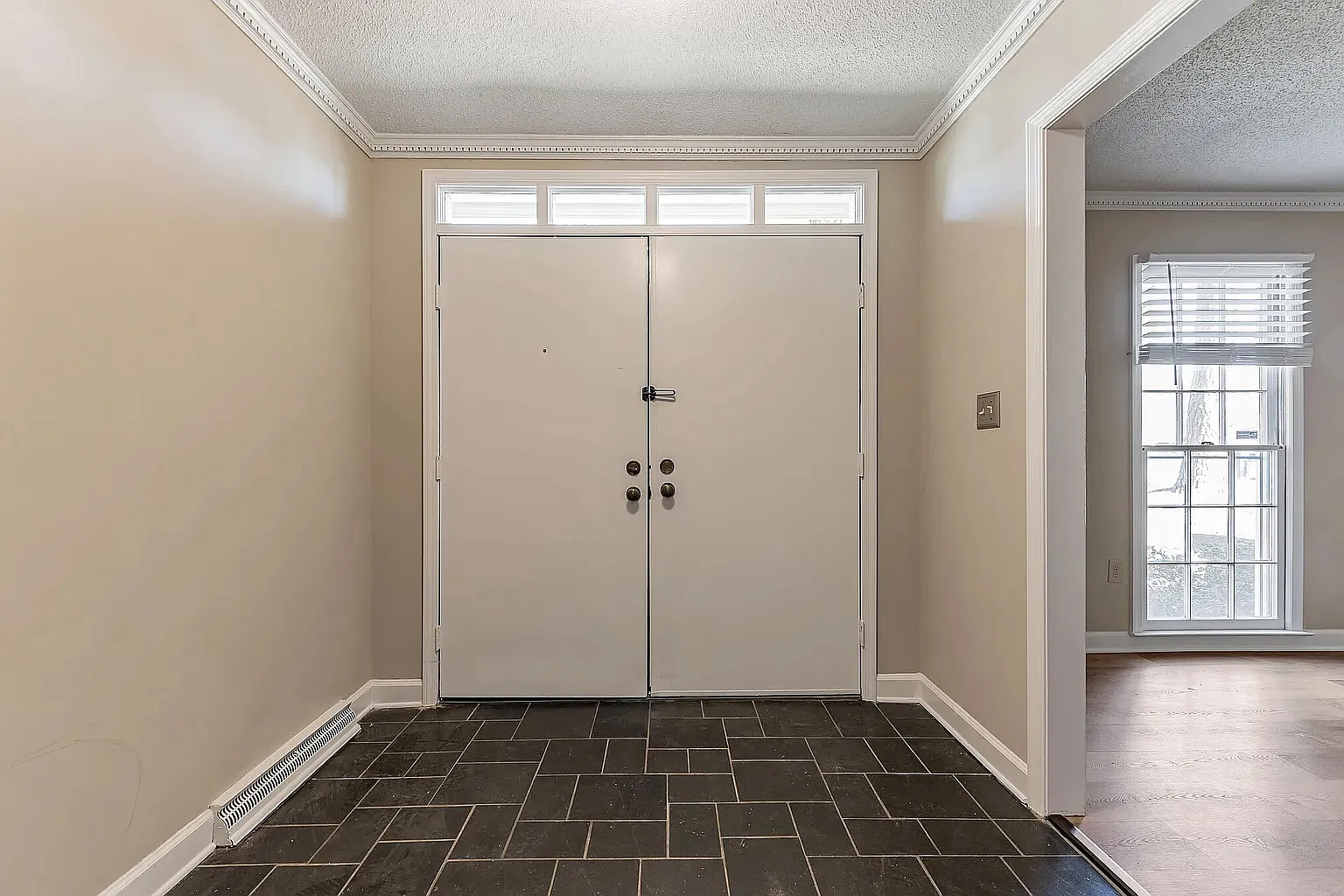 4 bed, 2750 sqft, $4,500 — Photo 2