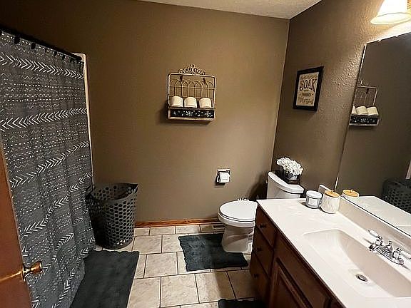 Main Bathroom 