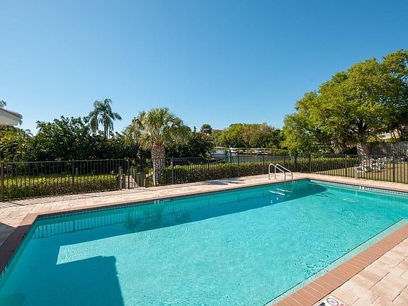3rd image of 111 Villa Dr