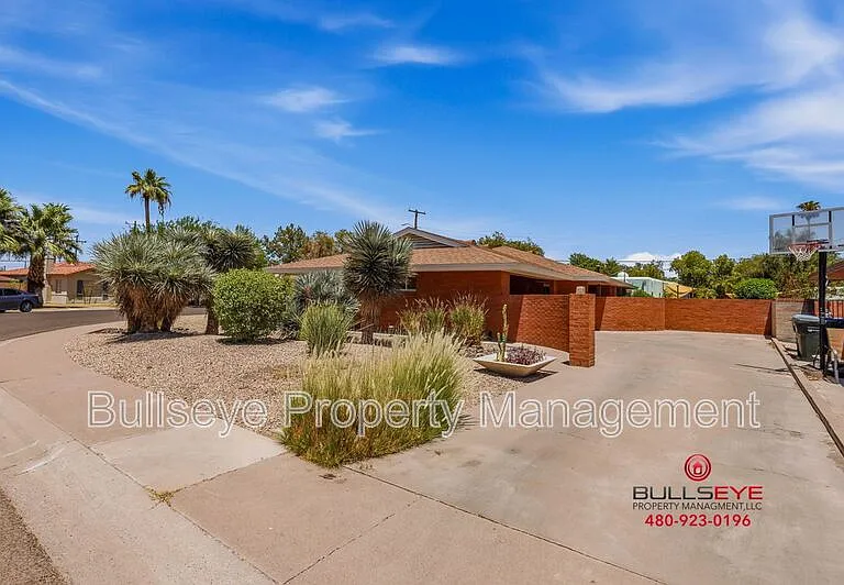 1617 W Flower Cir N — Photo 1