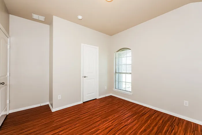 930 Haley Dr — Photo 14