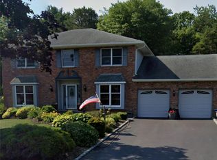 18 Barnsley Ln, Sayville, NY 11782