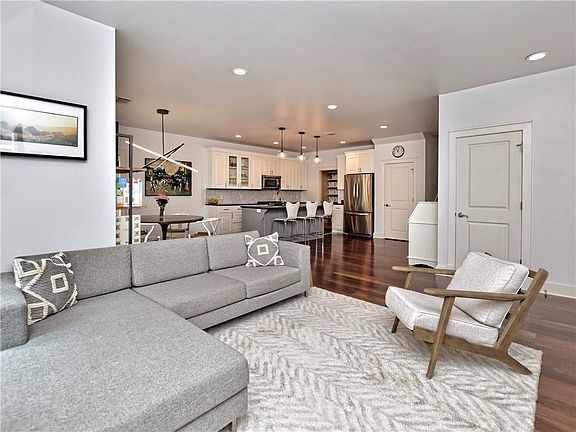 3rd image of 3612 Oakmont Blvd