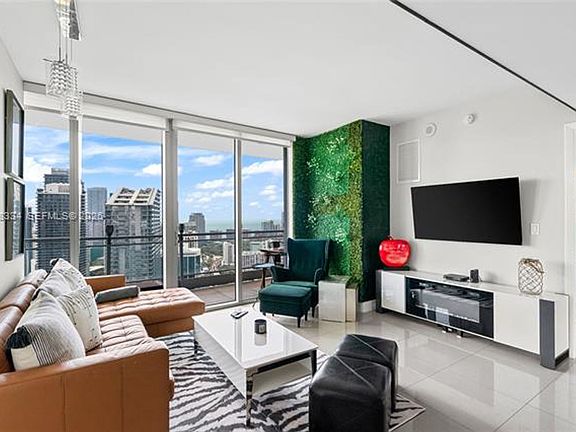 4th image of 92 SW 3rd St APT 4702