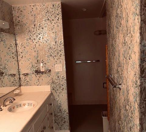 3rd image of 1680 Regent Dr