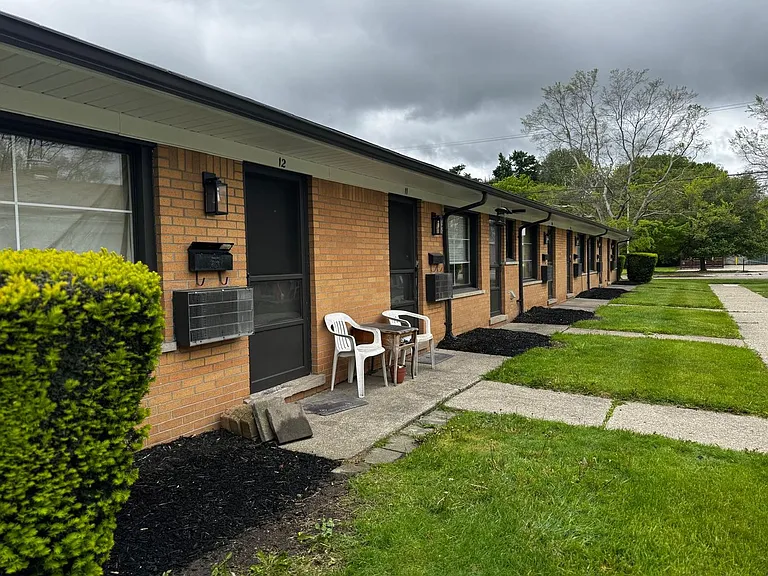 London Falls, Llc - Mt Clemens - Apartments — Photo 9