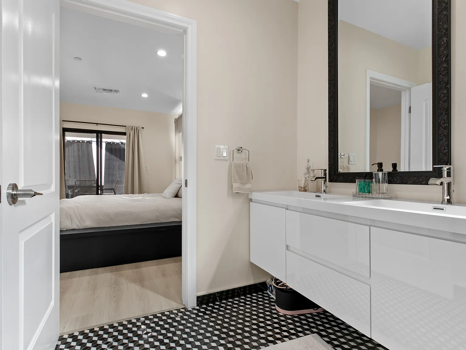 3 bed, 1650 sqft, $6,195 — Photo 2