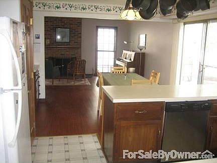 Kitchen, going into eating area : Kitchen flows into Family/Living room