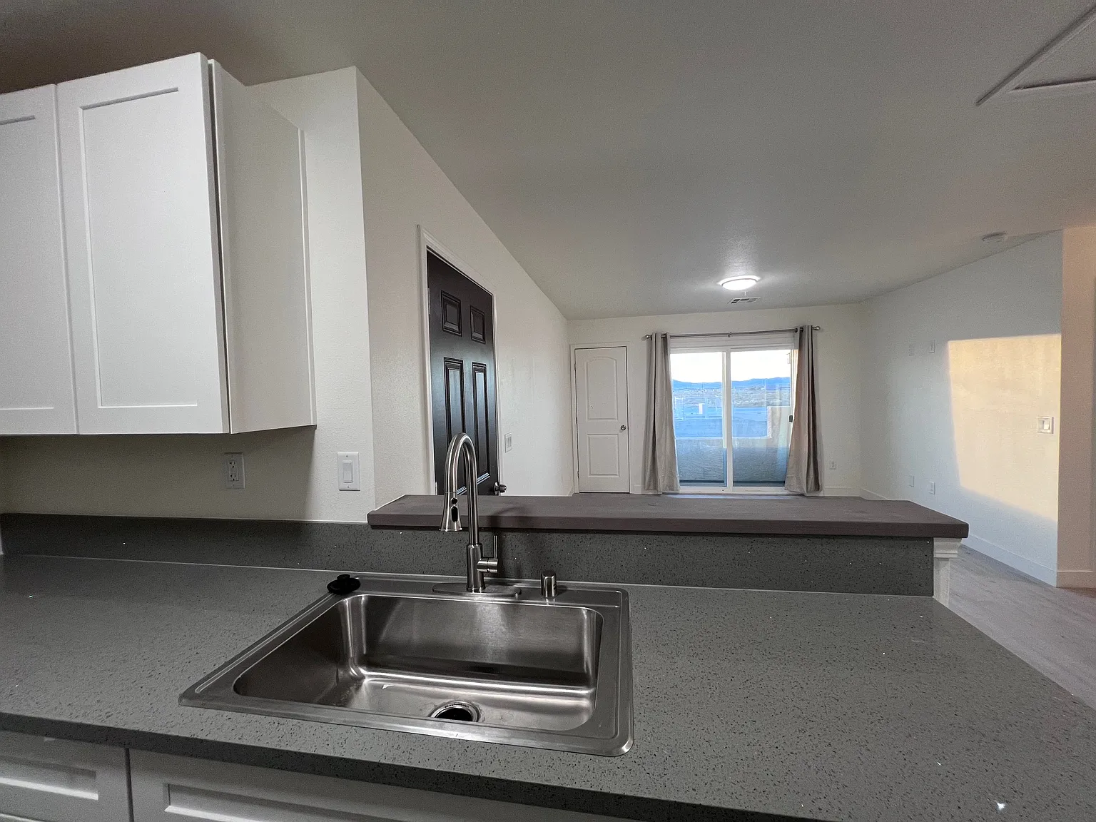 2 bed, 789 sqft, $1,300 — Photo 3