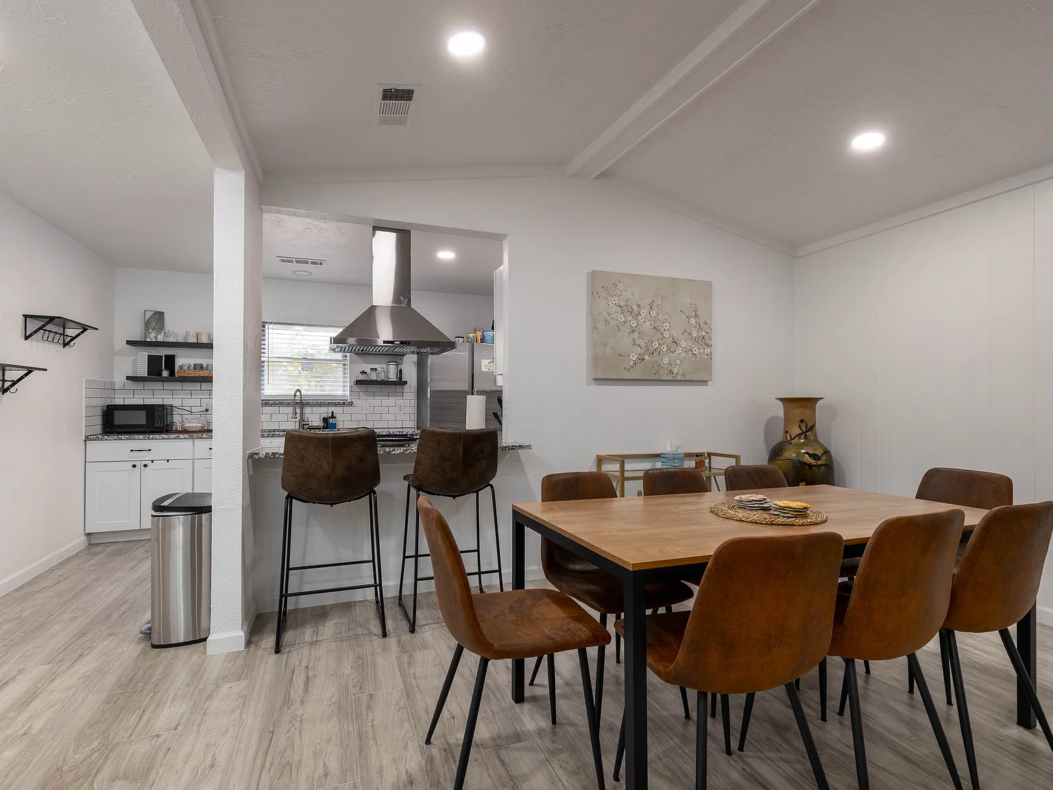 4 bed, 2200 sqft, $4,500 — Photo 3