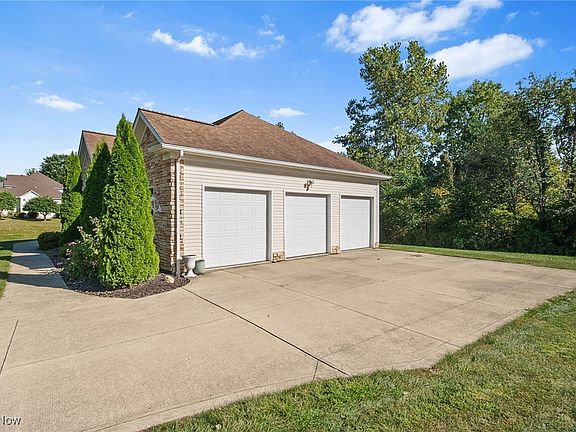 3rd image of 930 Chinaberry Cir S
