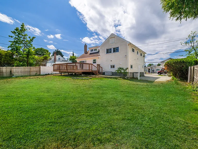 561 Woodbury Rd — Photo 17