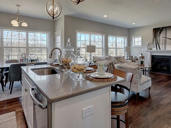 Classic Kitchen and Breakfast Area