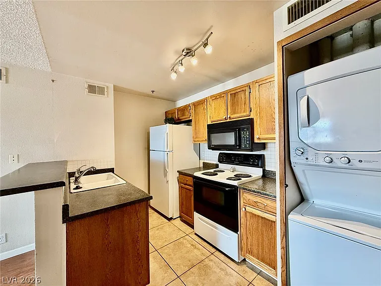 1381 E University Ave #305 — Photo 3
