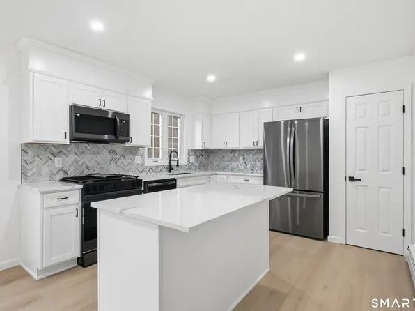 70 Victoria Ct, Hamden, CT 06514