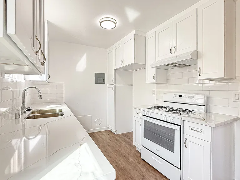 625 E Verdugo Ave #F — Photo 8