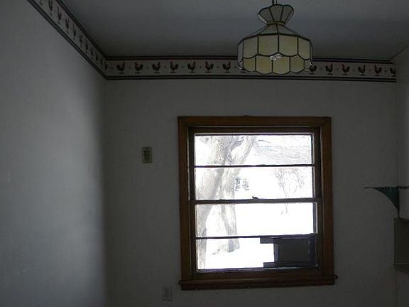 4th image of 723 California Ave W